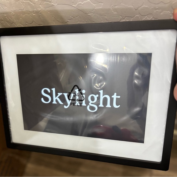Skylight Model 100DA Frame 10 inch Touchscreen Wi-Fi Picture Frame, New-Open Box - Picture 7 of 12